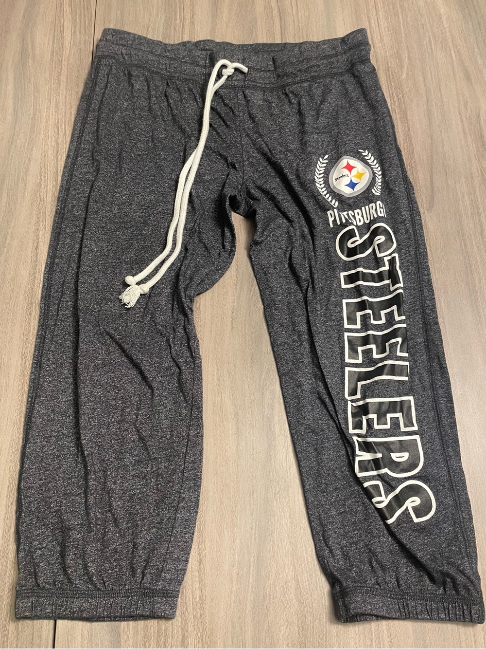 Pittsburgh Steelers Capri Sweatpants Lounge Pants Gray Size Medium NFL Apparel